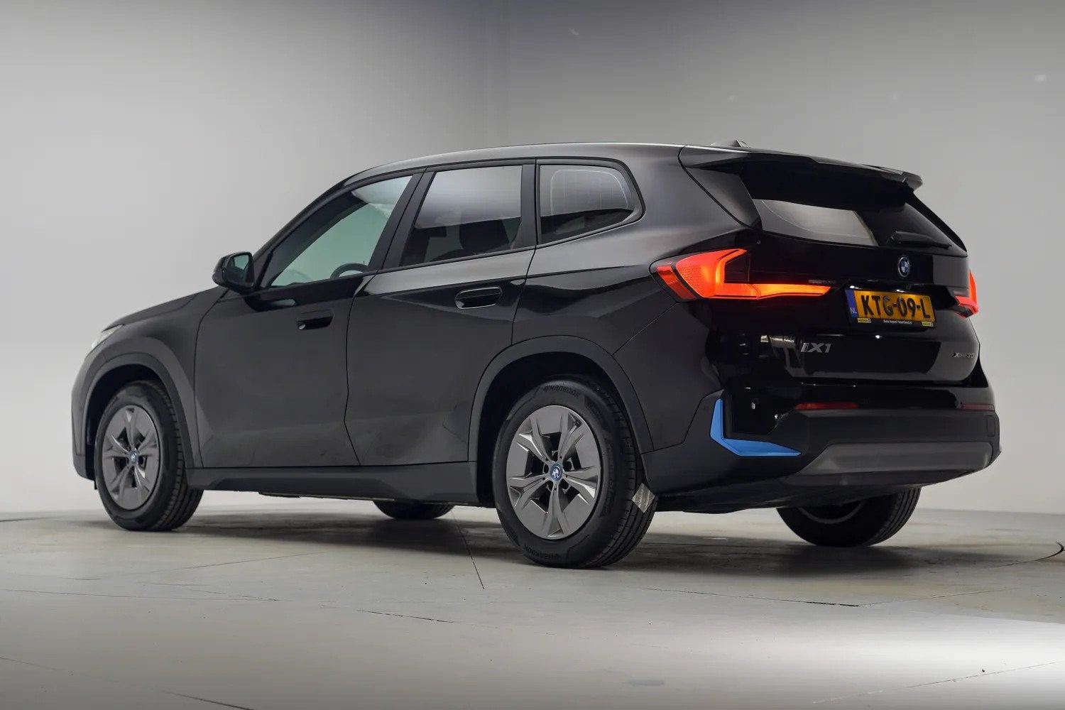 BMW iX1 xDrive30 67 kWh Executive Sport [ SOH 95,1% ] [ LED, Automaat, Dealer onderhouden, 0 cilinders, Gebruikt