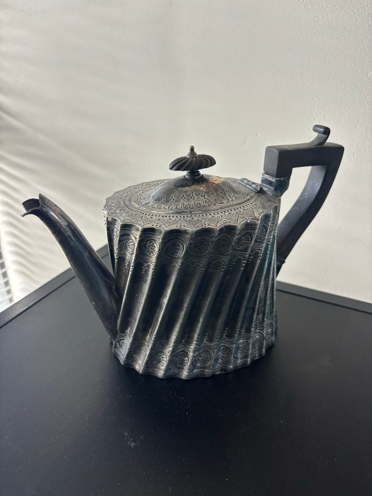 Antieke verzilverde theepot met gedetailleerde gravures, Ophalen of Verzenden, Zilver