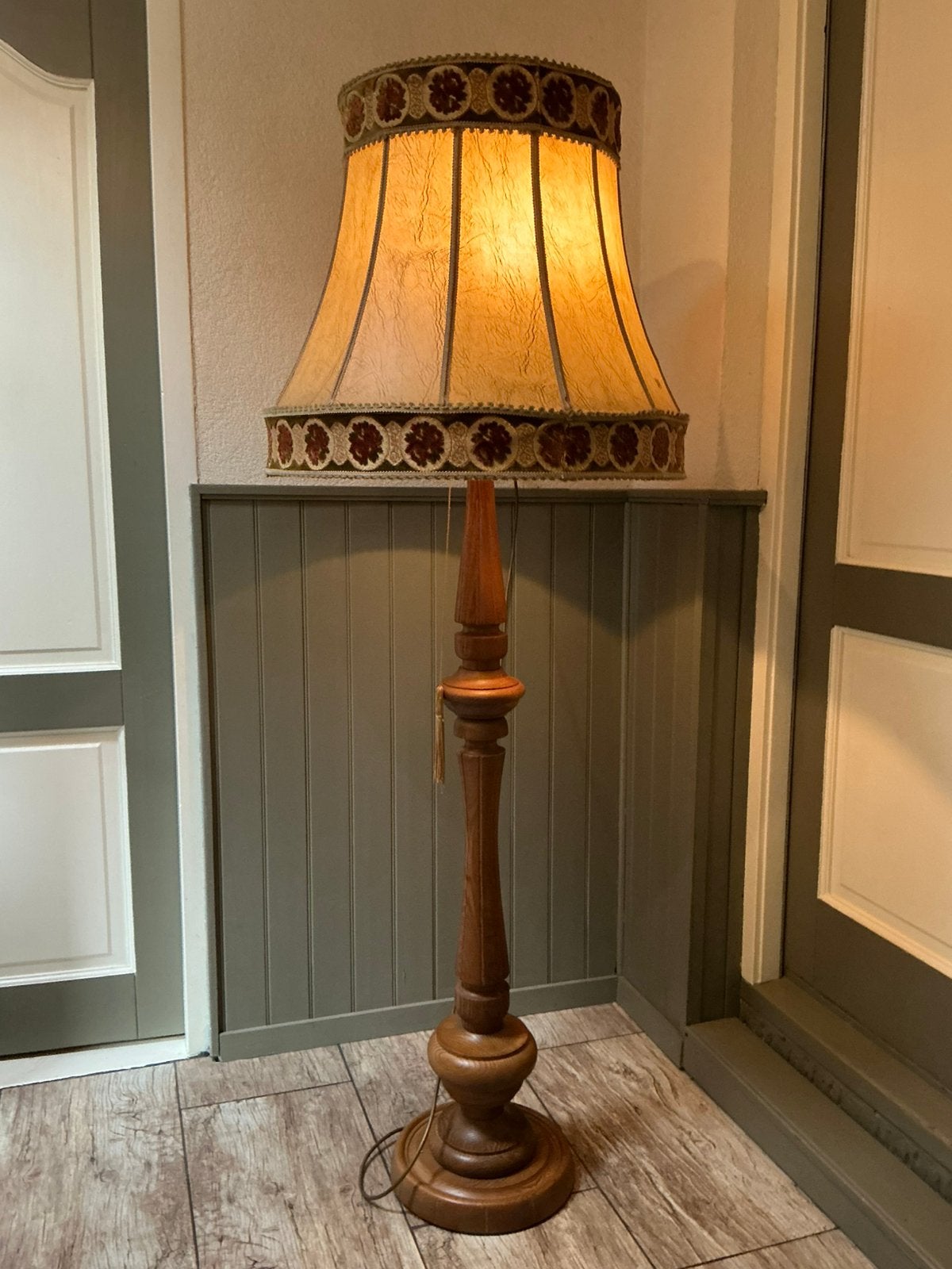 Prachtige Sfeervolle vintage vloerlamp ,sierlijke kap, Ophalen