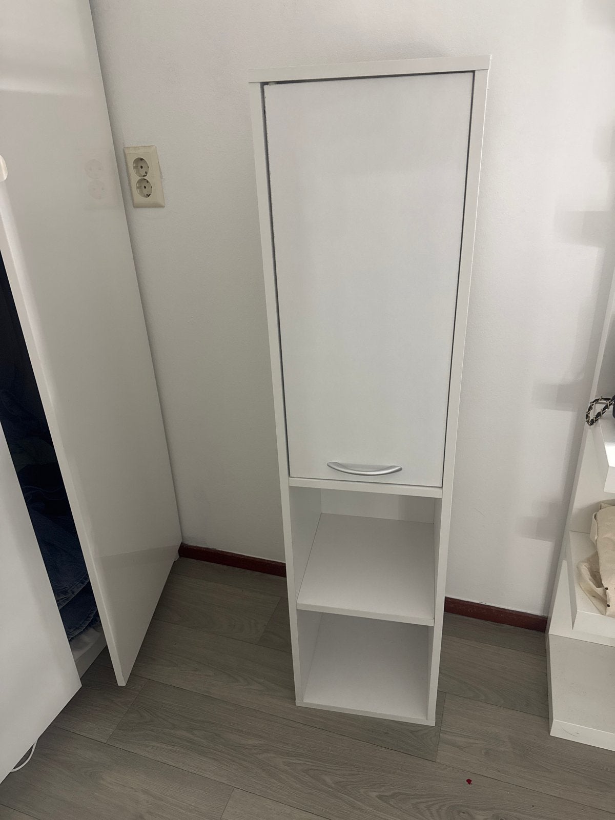 Witte smalle kast met deur en open vakken badkamer, Huis en Inrichting, Ophalen, Zo goed als nieuw