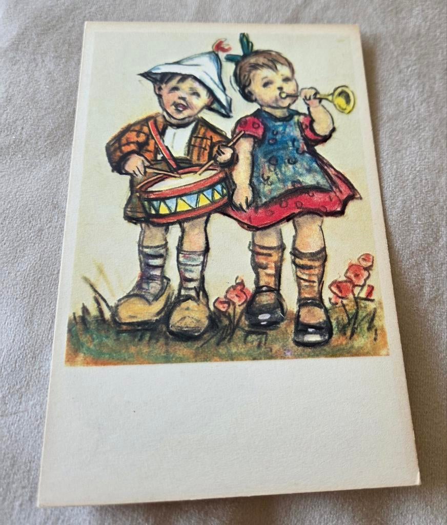 Jongen en meisje maken muziek op trommel en trompet, Verzenden, 1940 tot 1960, Ongelopen, Kinderen