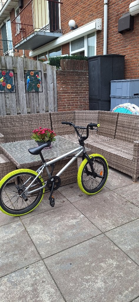 Bmx fiets, Fietsen en Brommers, Fietsen | Crossfietsen en BMX, Ophalen, Staal, BTWIN, Voetsteunen