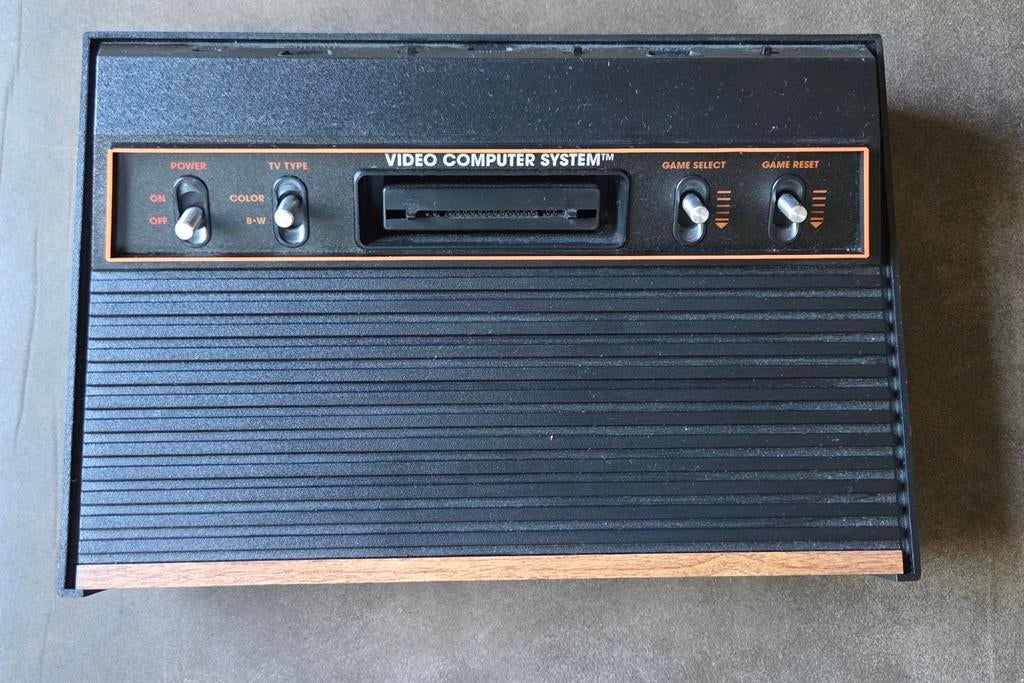 Atari 2600+, 2 controllers en vele spellen!, Spelcomputers en Games, Spelcomputers | Atari, Zo goed als nieuw, Atari 2600, Met 2 controllers