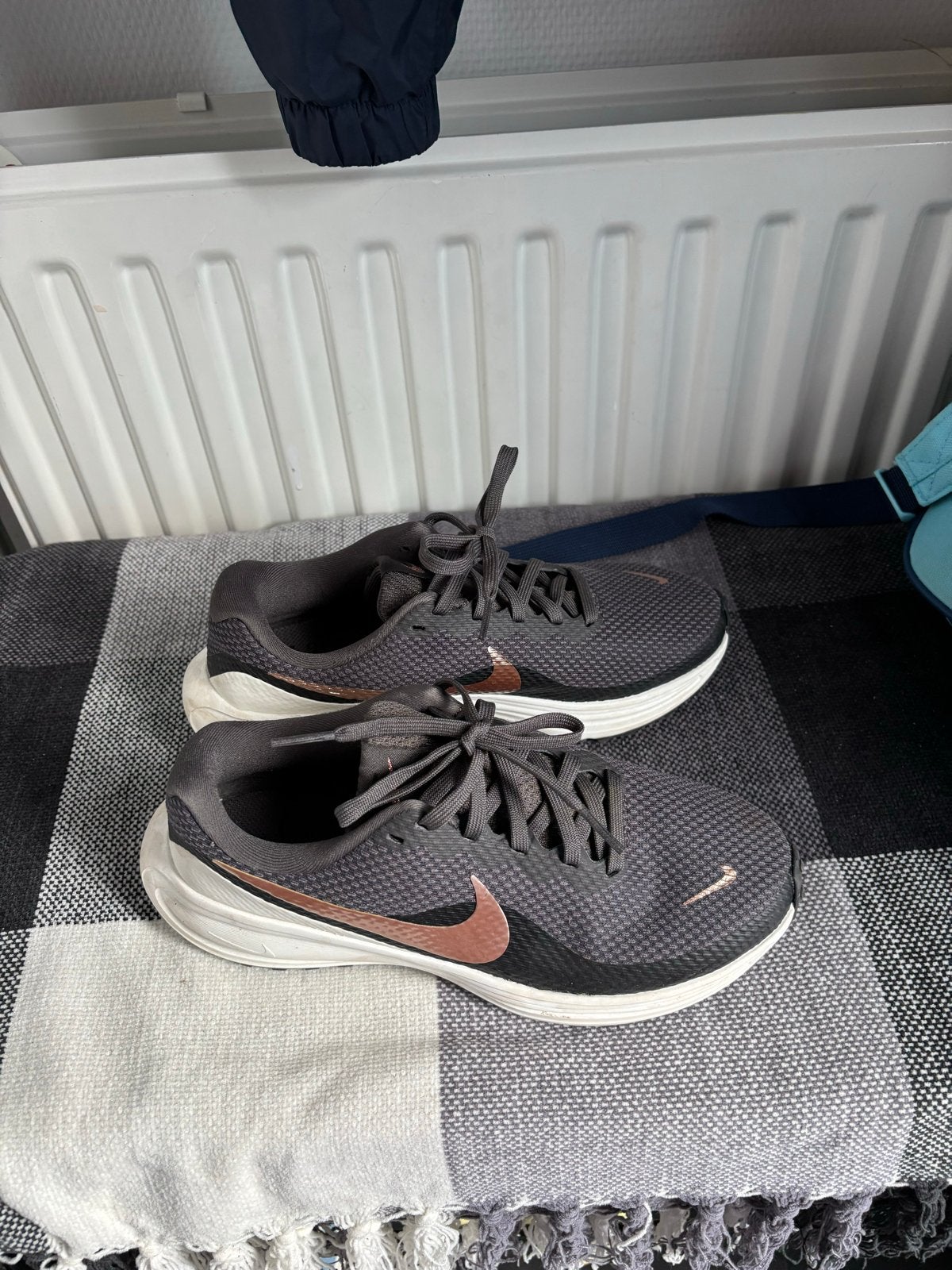 Nike Revolution 8 dames sneakers - Grijs met brons logo, Ophalen of Verzenden, Grijs, Sneakers of Gympen, Zo goed als nieuw