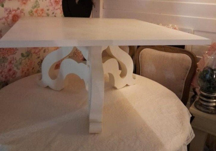 Klein model witte salon tafel met sierlijke poot, Antiek en Kunst, Ophalen