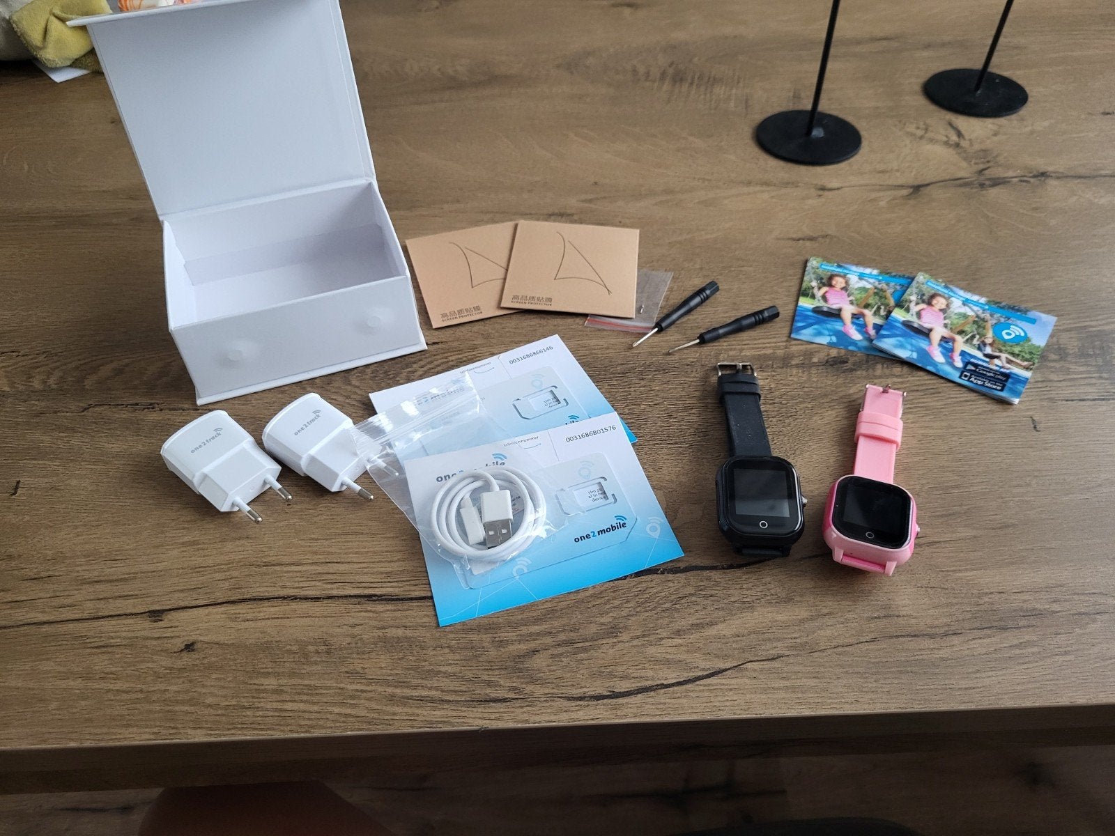 2 one2track kinderhorloges met GPS (zwart & roze), Ophalen, Gebruikt, One2track, Zwart