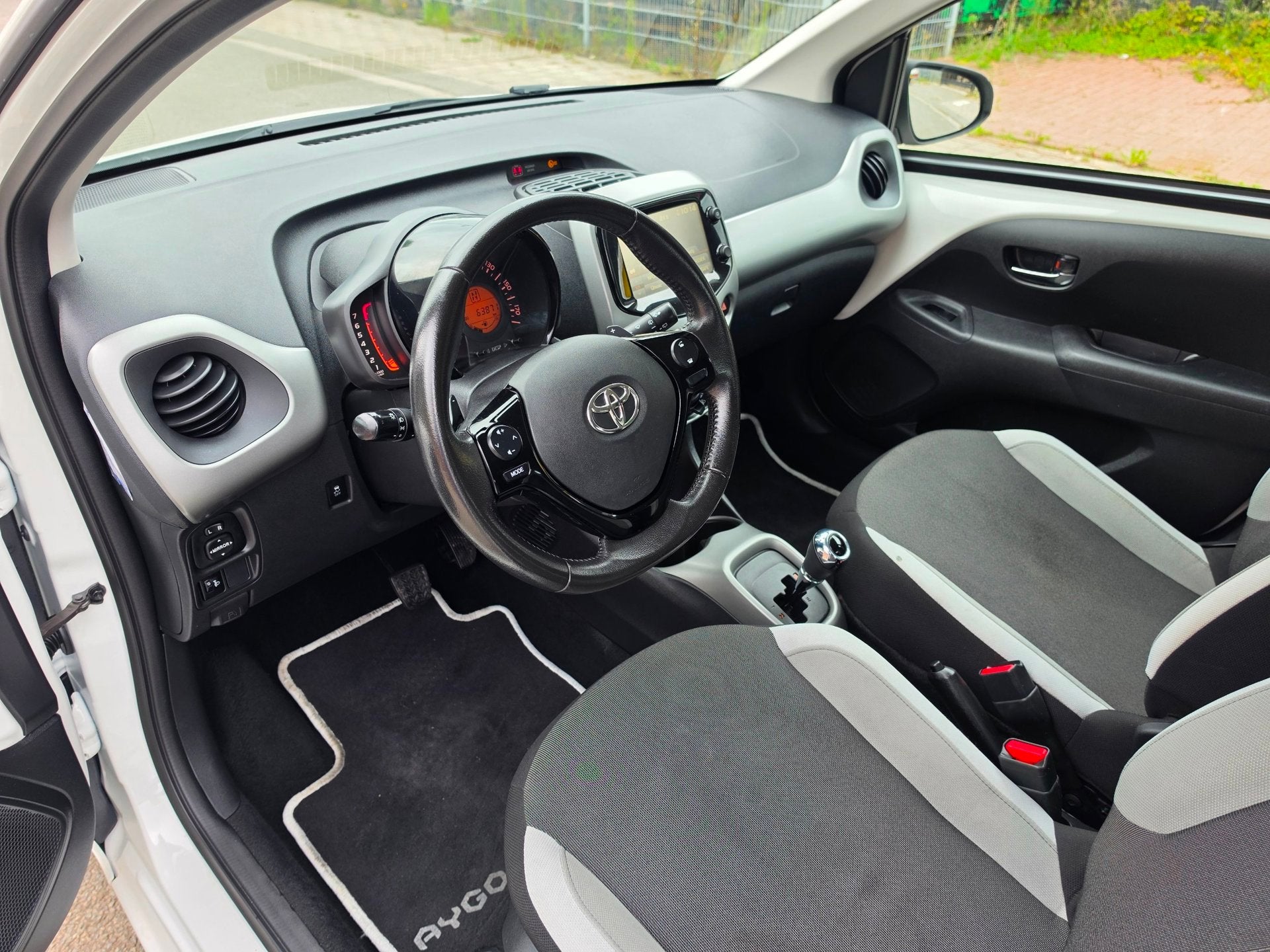 Toyota Aygo 1.0 VVT-i x-cite Automaat, Navi, Camera, LMV, Auto's, Stof, Gebruikt, 4 stoelen, Wit