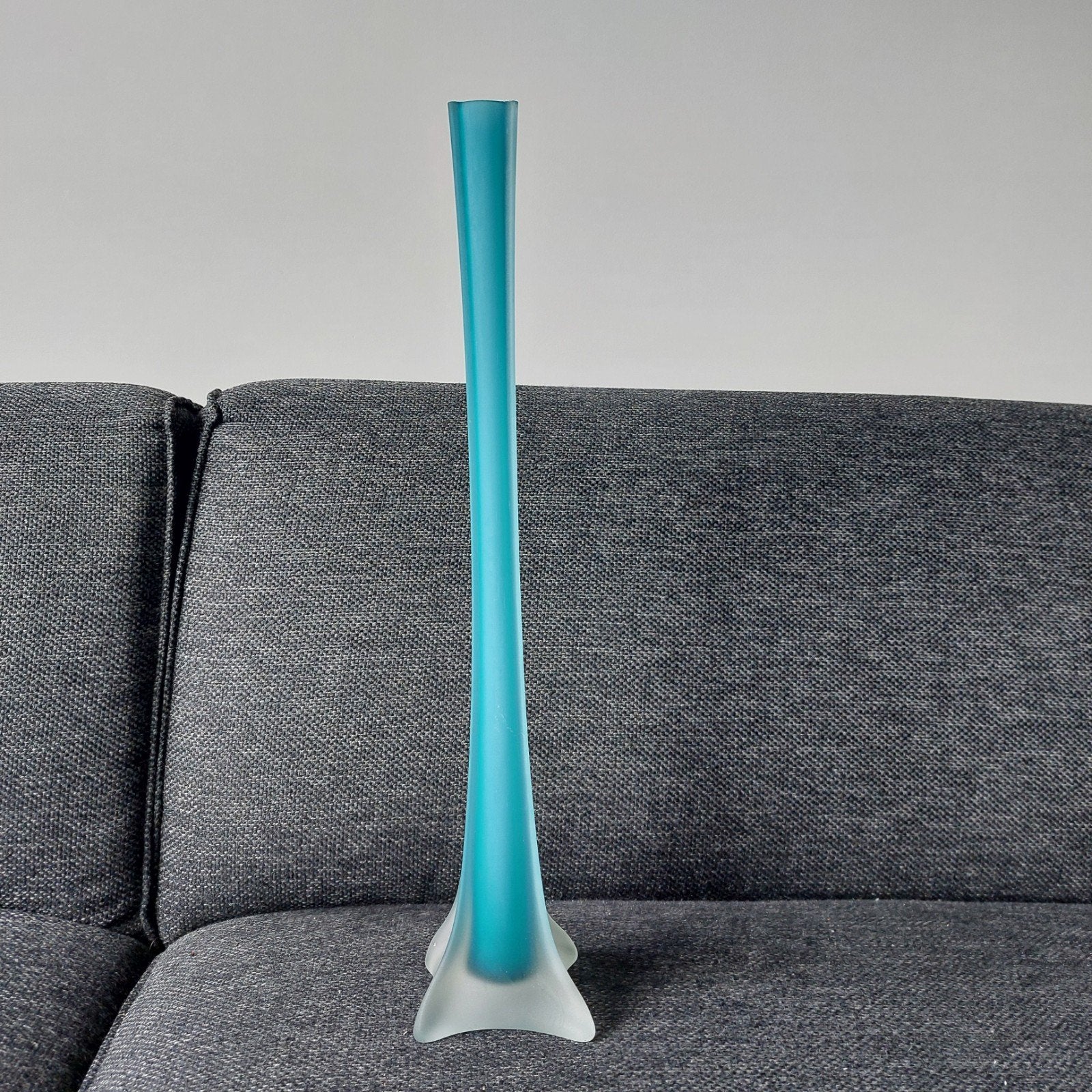 Hoge turquoise glazen vaas met matte afwerking, Antiek en Kunst, Ophalen of Verzenden
