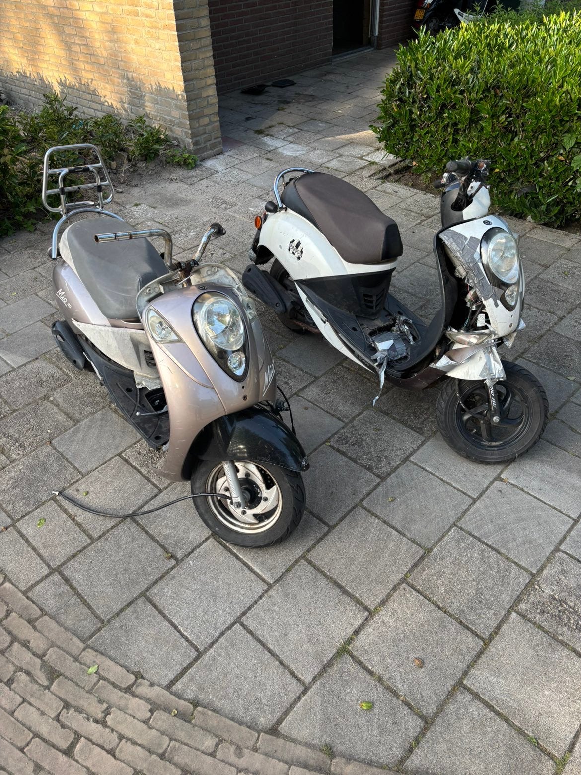 2 sym mio samen weg, Ophalen, Zo goed als nieuw, Benzine, Mio