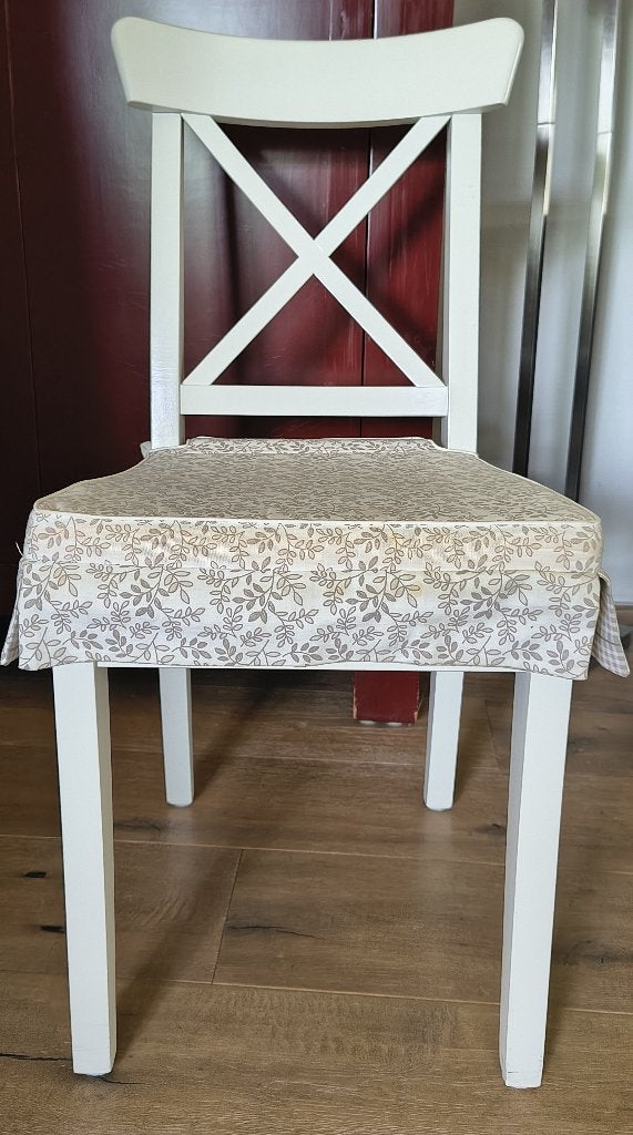 Twee witte IKEA Ingolf eetkamerstoelen met kussens, Huis en Inrichting, Stoelen, Ophalen, Twee, Wit, Zo goed als nieuw