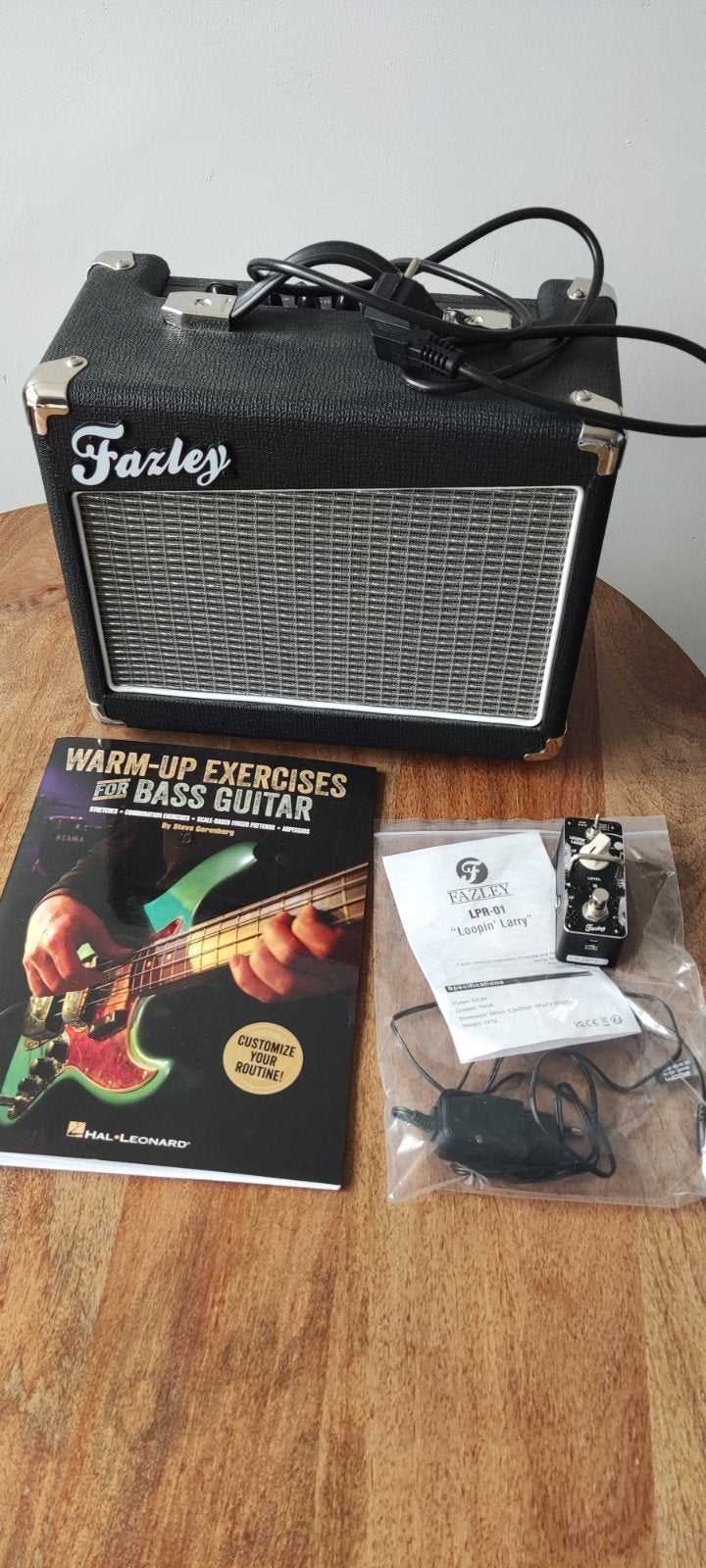 Fazley basgitaar versterker, pedal en boek, Ophalen of Verzenden