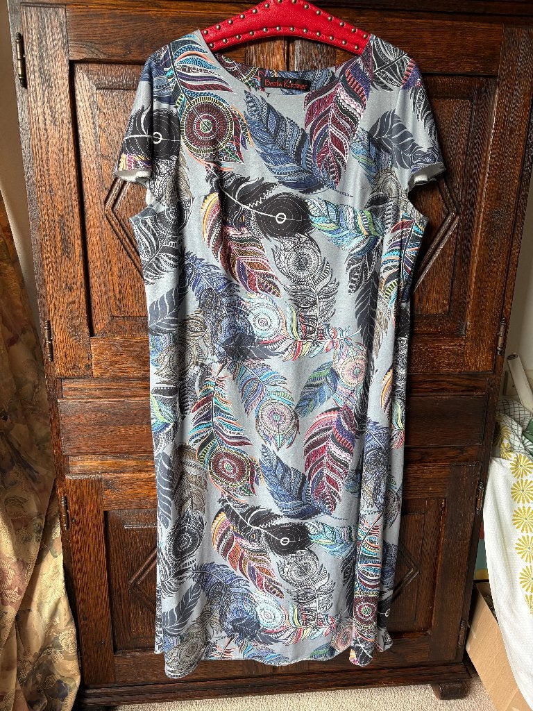Langere jurk met pauwenveren; Beate Kirchner; oto 59 cm, Maat 46/48 (XL) of groter, Ophalen of Verzenden, Zo goed als nieuw, Grijs