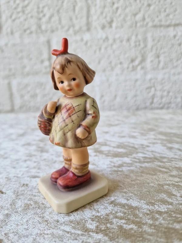 Goebel Hummel HUM 479 “I Brought You A Gift” Vintage, Ophalen of Verzenden, Zo goed als nieuw, Hummel