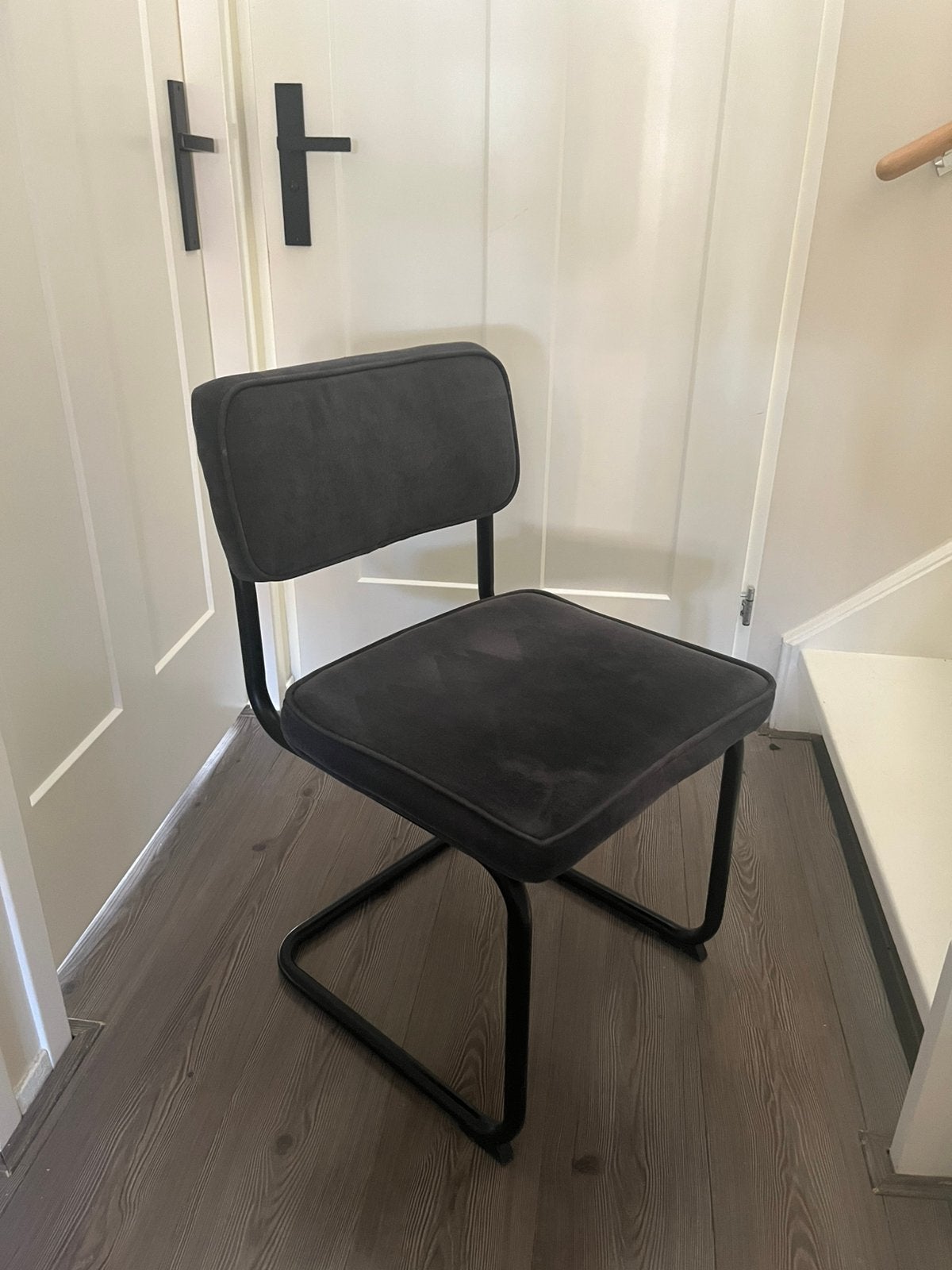 Stoel met fijne grijze ribstof en zwart mat frame, Ophalen, Gebruikt, Grijs, Eén