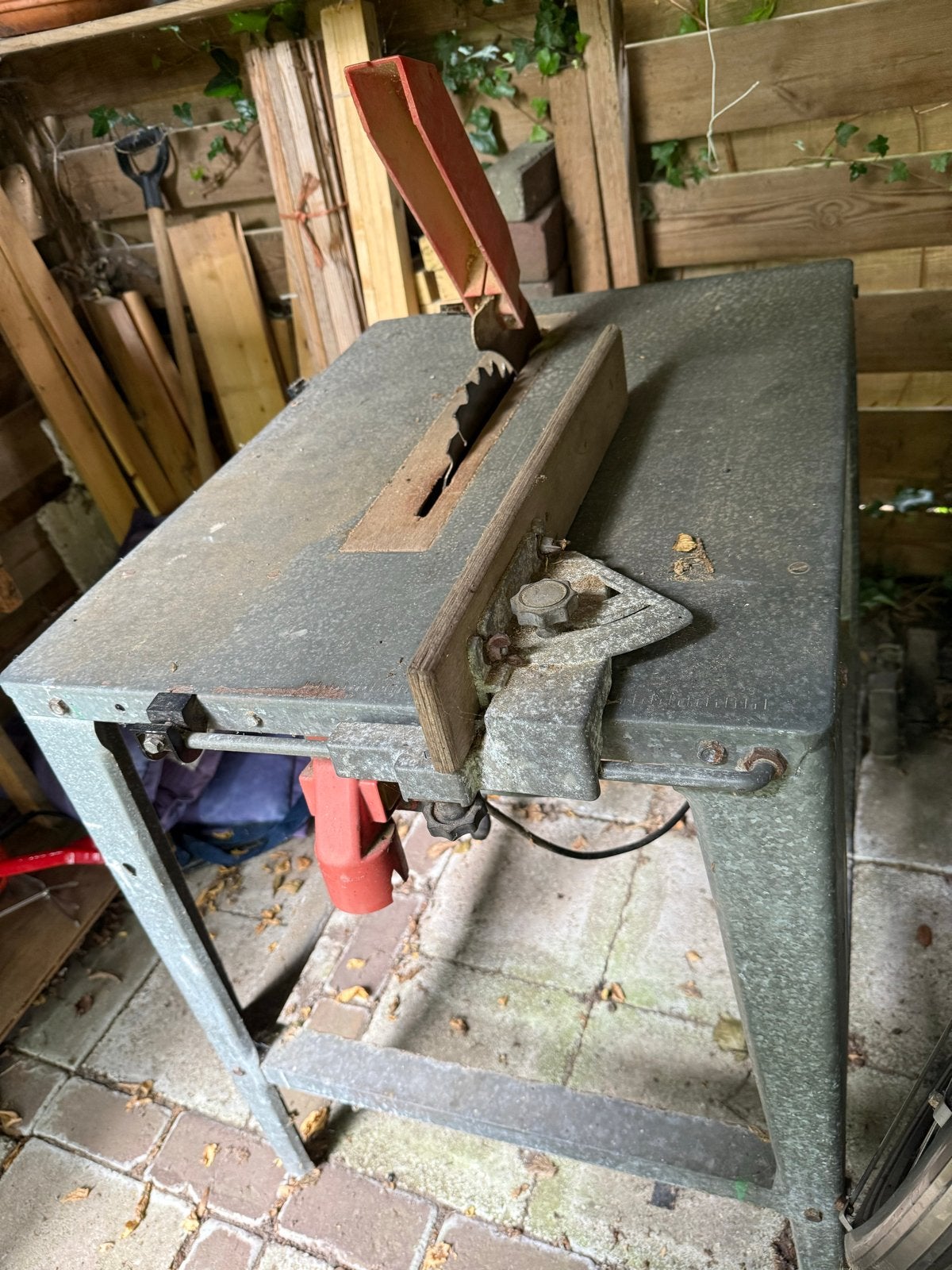 Oude zaagtafel voor oud ijzer of handige Harry, Doe-het-zelf en Verbouw, Gereedschap | Zaagmachines, Ophalen, Gebruikt, Cirkelzaag
