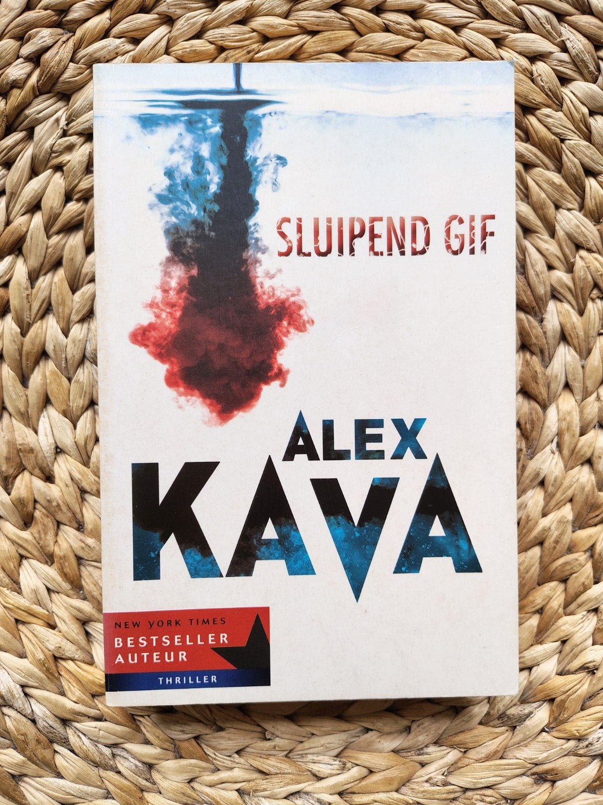 Alex Kava - Sluipend gif, Ophalen of Verzenden, Zo goed als nieuw