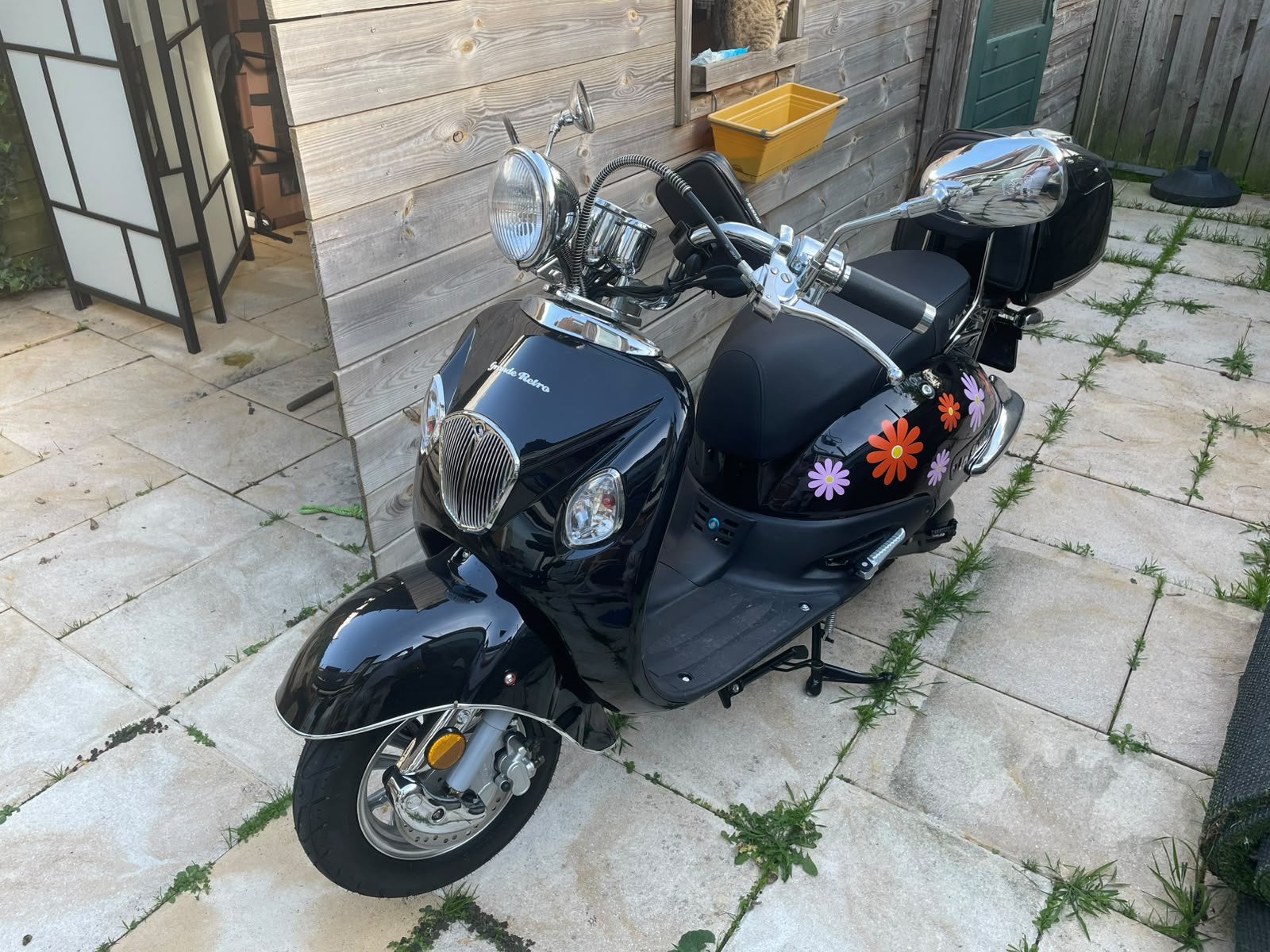 Retro grande scooter zwart (de scooter is zonder koffer), Ophalen, Maximaal 45 km/u, Zo goed als nieuw, Benzine