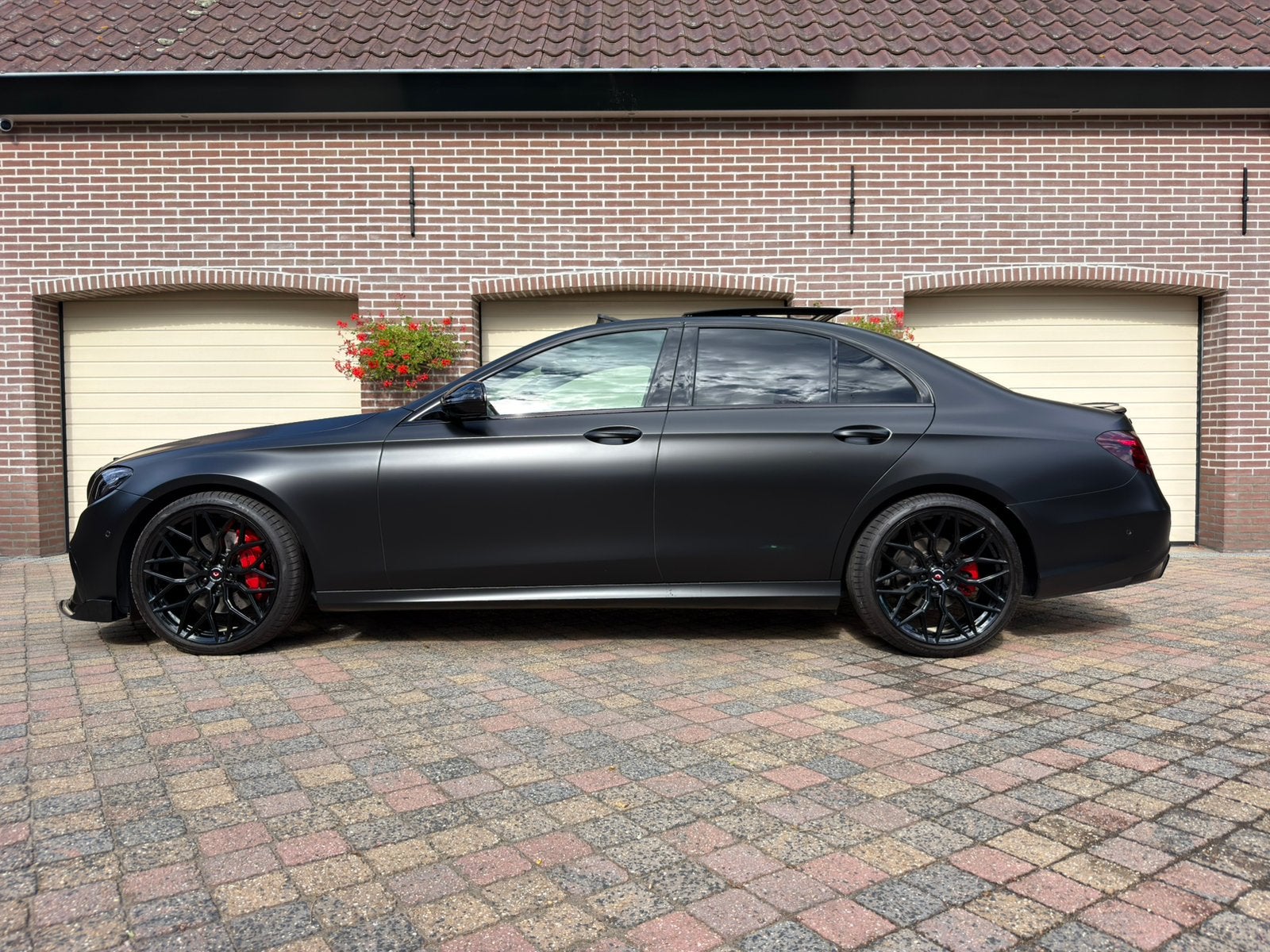 Foto 10 van Mercedes-Benz E 200 | BRABUS/AMG styling | MAT ZWART |