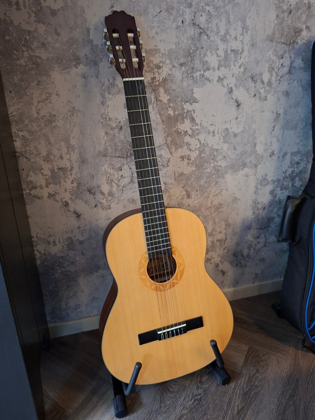 Gitaar, met rugtas,  capo, steminstrument en standaard, Ophalen, Klassieke of Spaanse gitaar