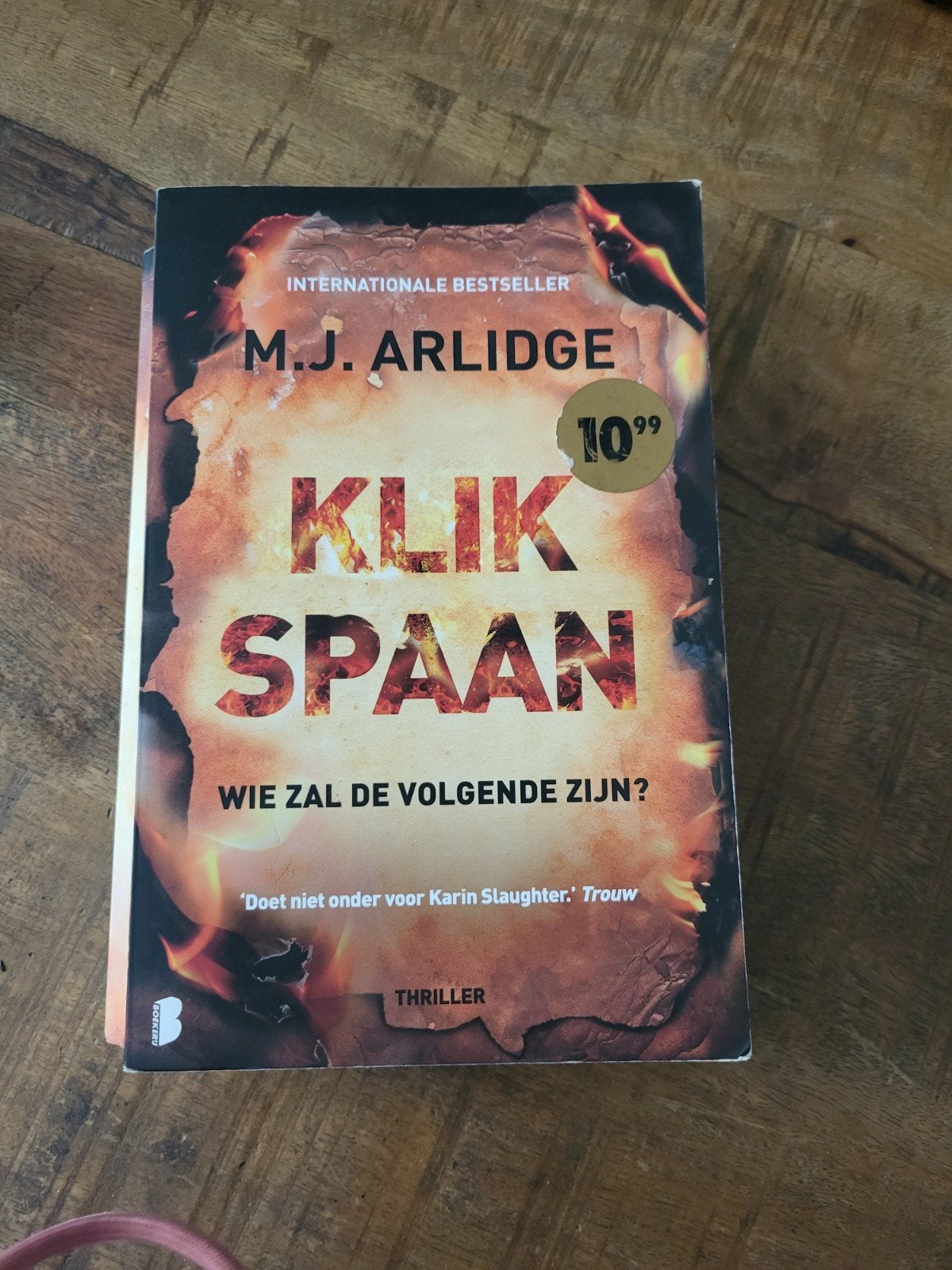 M.J. Arlidge - Klikspaan, Ophalen of Verzenden, Zo goed als nieuw, M.J. Arlidge