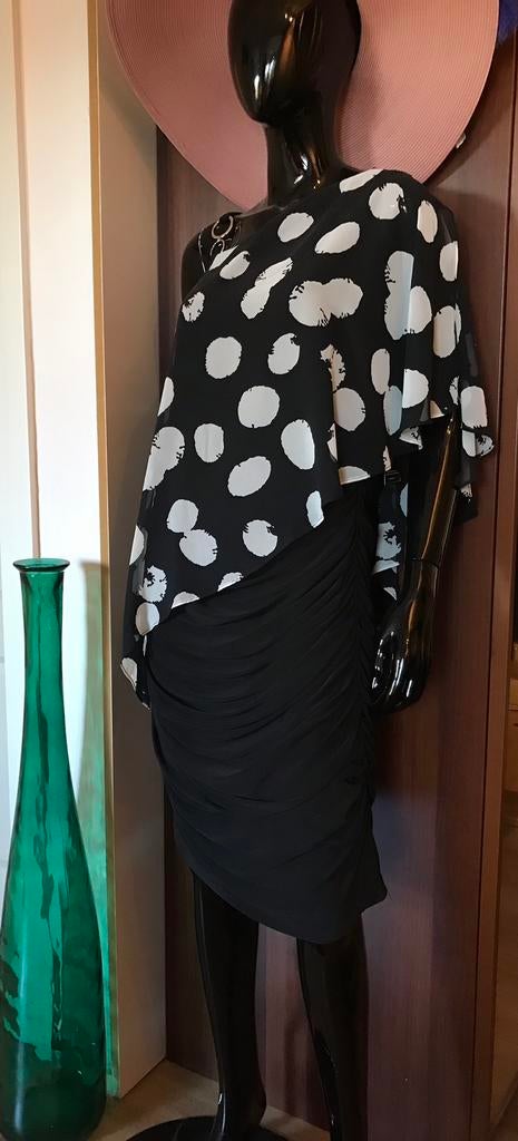 Frank Lyman elegante jurk zwart/wit één schouder model 46, Kleding | Dames, Overige kleuren, Verzenden, Maat 46/48 (XL) of groter