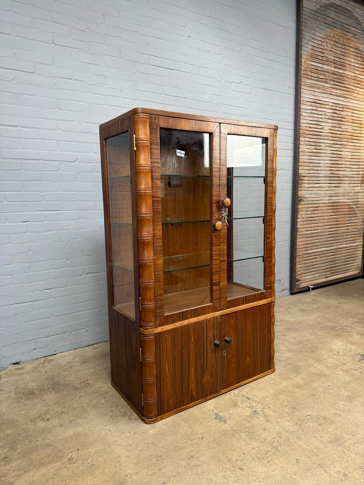 Vintage Art Deco vitrinekast van notenhout, Ophalen of Verzenden, Zo goed als nieuw