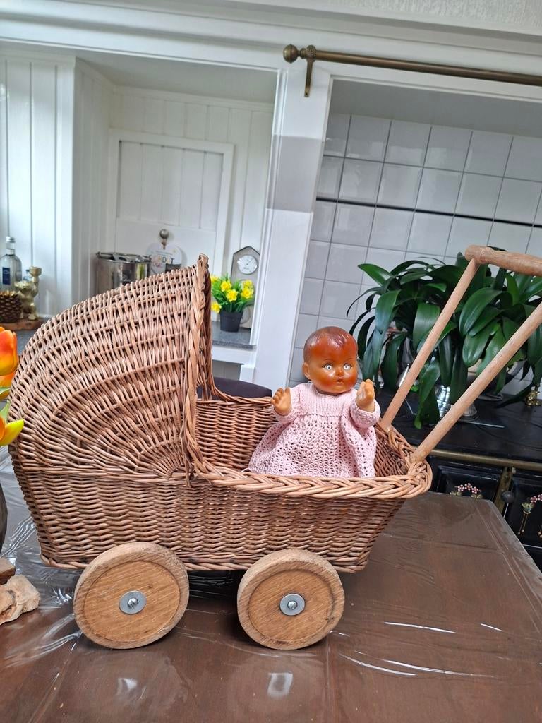 Retro poppenwagen riet/ retro pop, Antiek en Kunst, Ophalen of Verzenden
