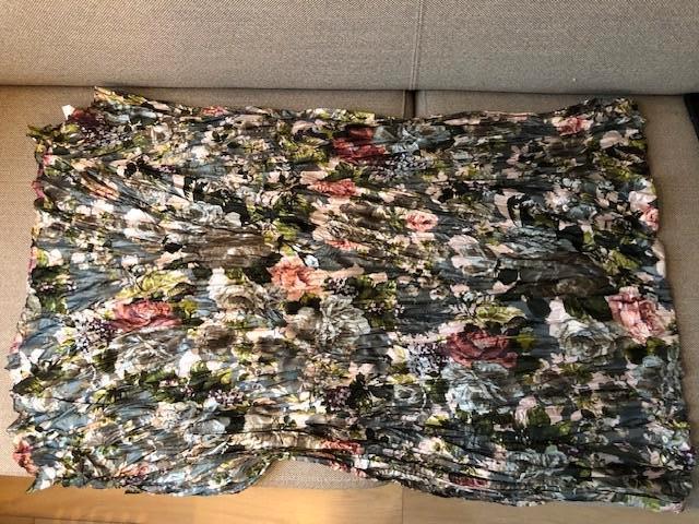 sjaal sjaaltje kunstzijde donkergrijs met bloemen dun, Maat 38/40 (M), Romano, Nieuw, Ophalen of Verzenden
