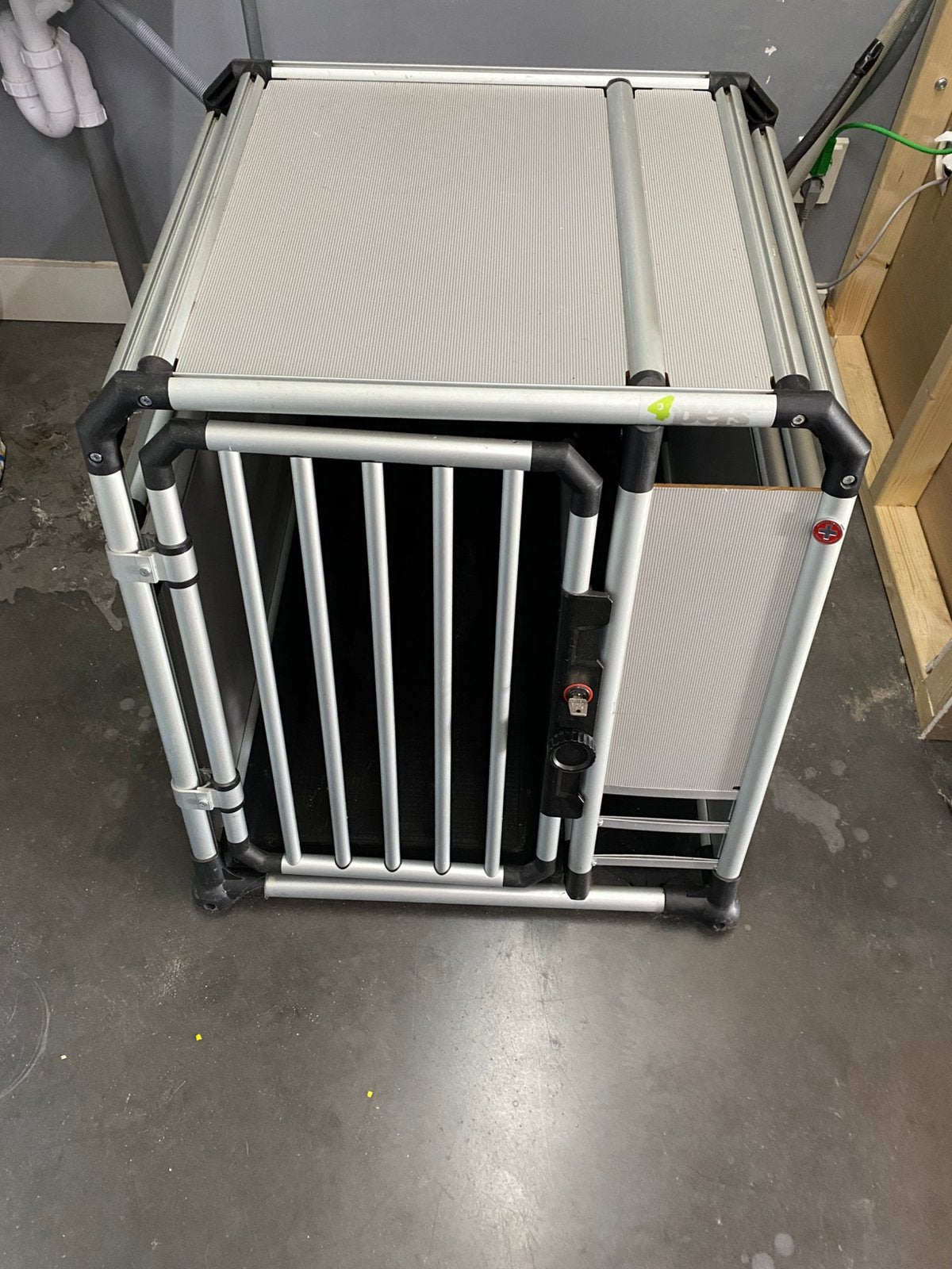 Stevige aluminium honden bench maat L voor de auto., Dieren en Toebehoren, Ophalen, Hondenkennel, Gebruikt, 65 tot 100 cm