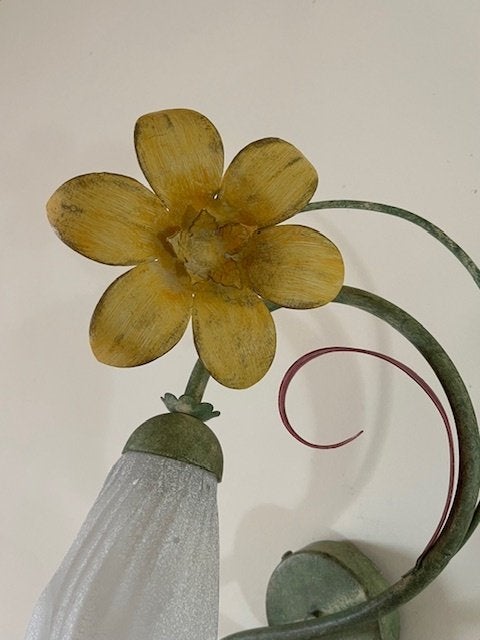 Vintage Franse fleurige wandlamp met bloem, Gebruikt, E14 (klein), Ophalen of Verzenden, Glas