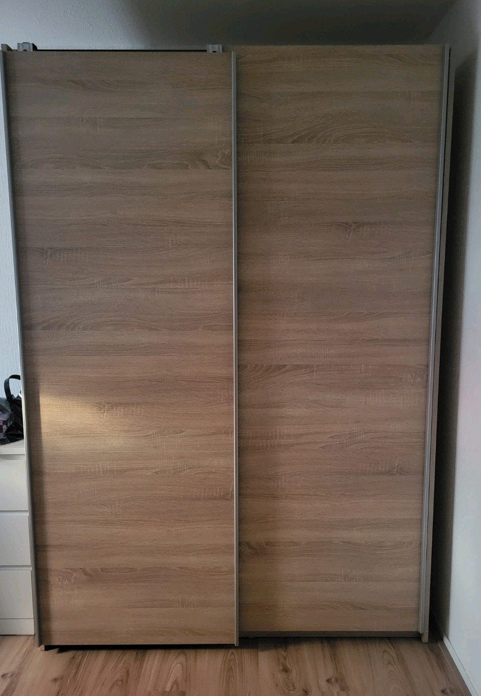 JYSK SATTRUP Kledingkast met schuifdeuren en planken, Ophalen, Gebruikt, 100 tot 150 cm, 200 cm of meer