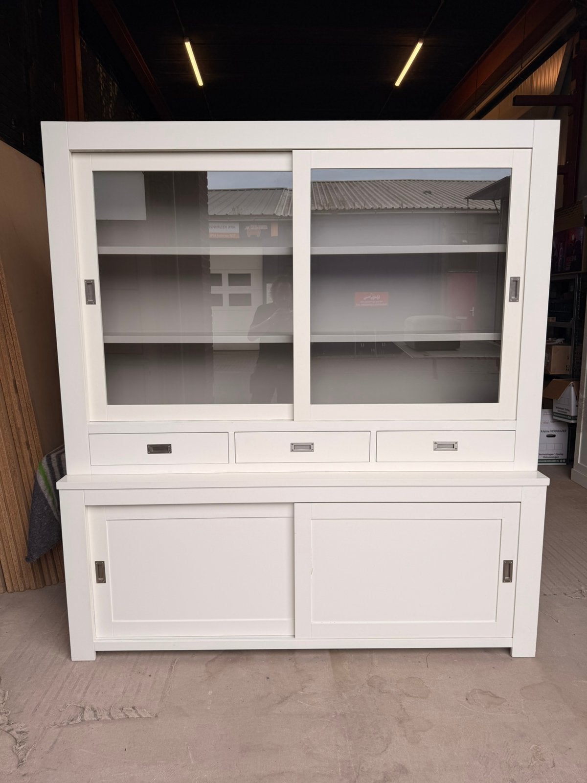 Strakke witte buffetkast glazen deuren, Huis en Inrichting, Kasten | Buffetkasten, Ophalen, Strak witte buffetkast Wenloads, Gebruikt