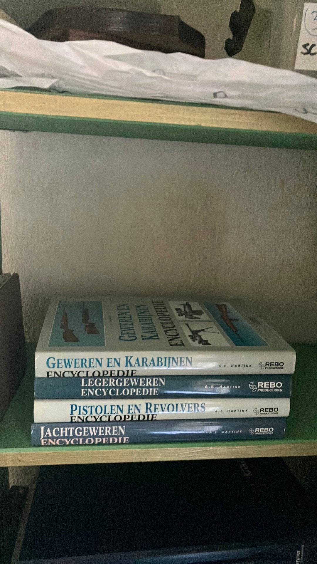 Boeken over geweren en pistolen, Ophalen, Landmacht, Nederland, Boek of Tijdschrift
