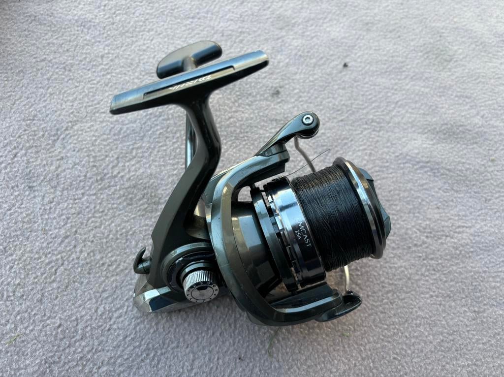 Daiwa emcast 25a medium big pit molen, Ophalen of Verzenden, Gebruikt, Molen