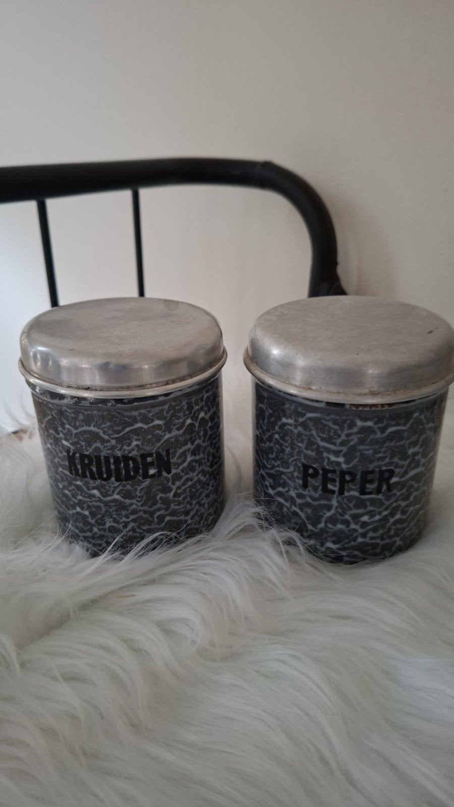 Te koop 2 grijs gewolkte emaille kruidenbusjes, Ophalen