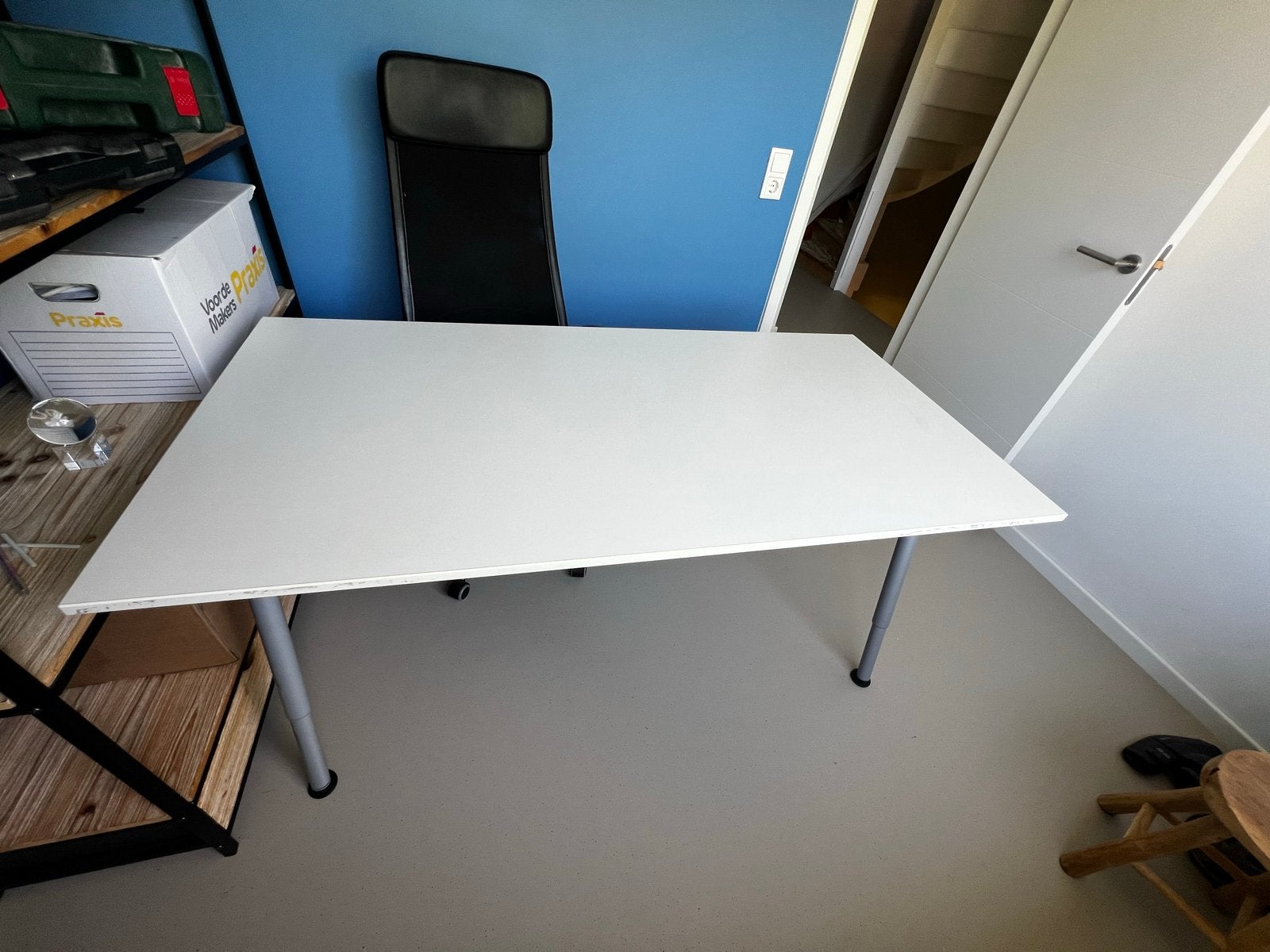Wit ikea bureau met verstelbare poten, Huis en Inrichting, Bureaus, Gebruikt, Overige typen, Overige merken, Modern, Spaanplaat of MDF