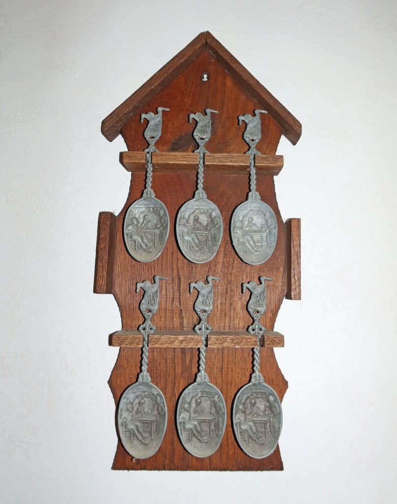 Bord met tinnen lepels, Ophalen
