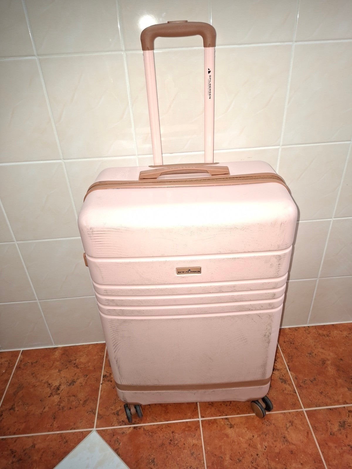 Roze koffer met wieltjes en uitschuifbare handgreep, 60 tot 70 cm, Gebruikt, Hard kunststof, Ophalen of Verzenden