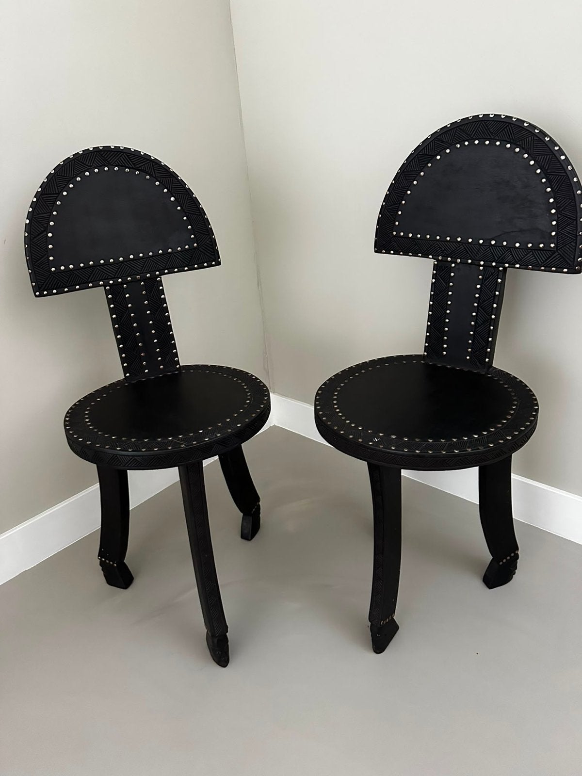 2 handgenaakte afrikaanse stoelen ( 2 voor 50 euro), Antiek en Kunst, Ophalen