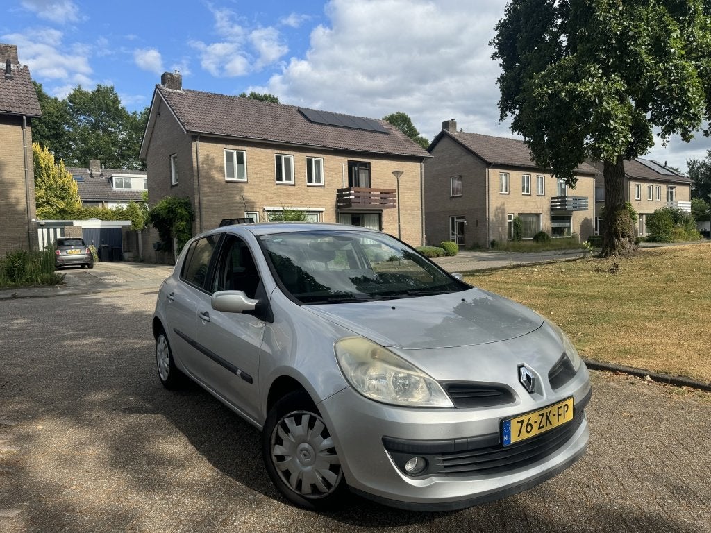 Renault Clio 1.2 TCE Clima Sensor Leer Carplay Cruise 100PK, Auto's, Gebruikt, 4 cilinders, Origineel Nederlands, Handgeschakeld
