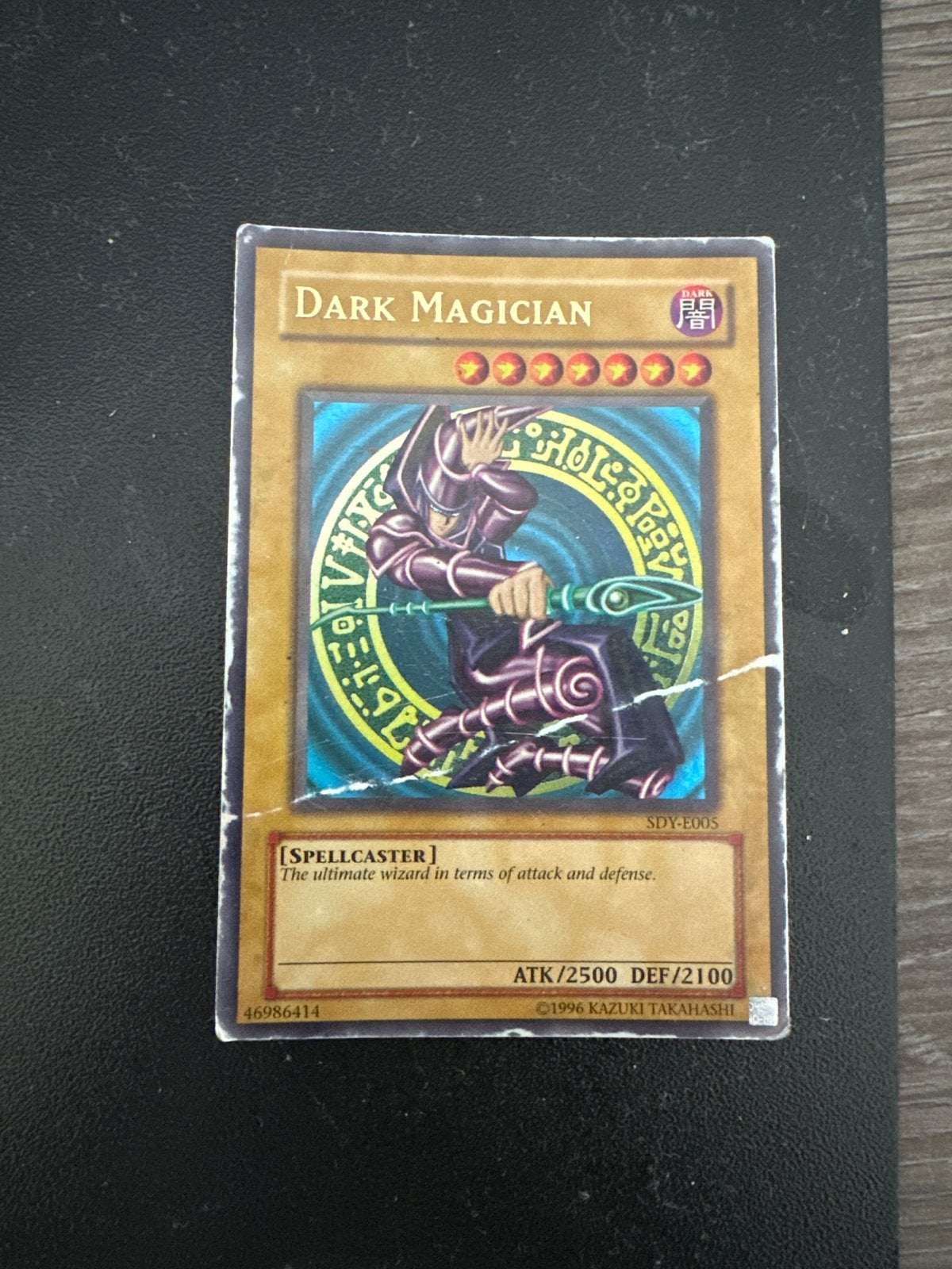 Beschadigde Dark Magician Yu-Gi-Oh! kaart, Hobby en Vrije tijd, Verzamelkaartspellen | Yu-gi-Oh!, Ophalen of Verzenden, Gebruikt