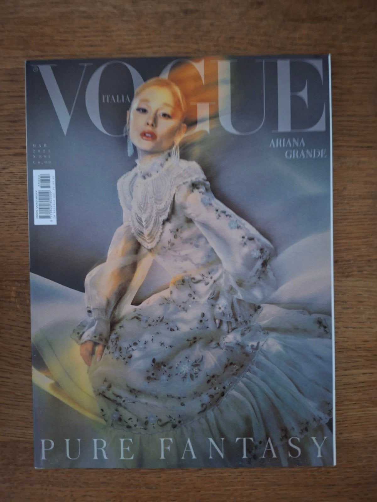 vogue italia issue 20,55 ariana grande fashion magazine, Verzenden, Zo goed als nieuw, Glossy