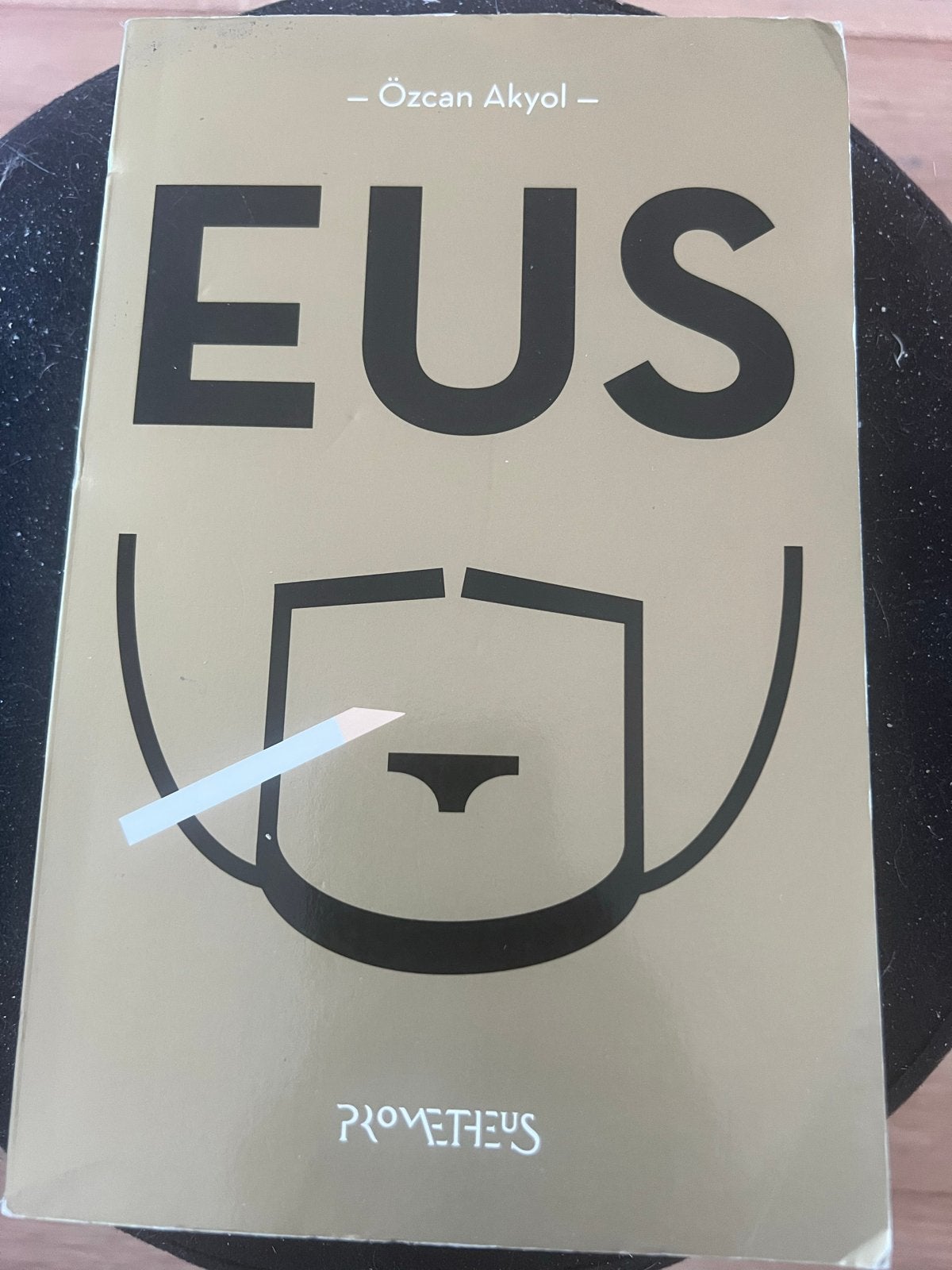 Eus - Özcan Akyol (Boek), Ophalen of Verzenden, Gelezen, Nederland