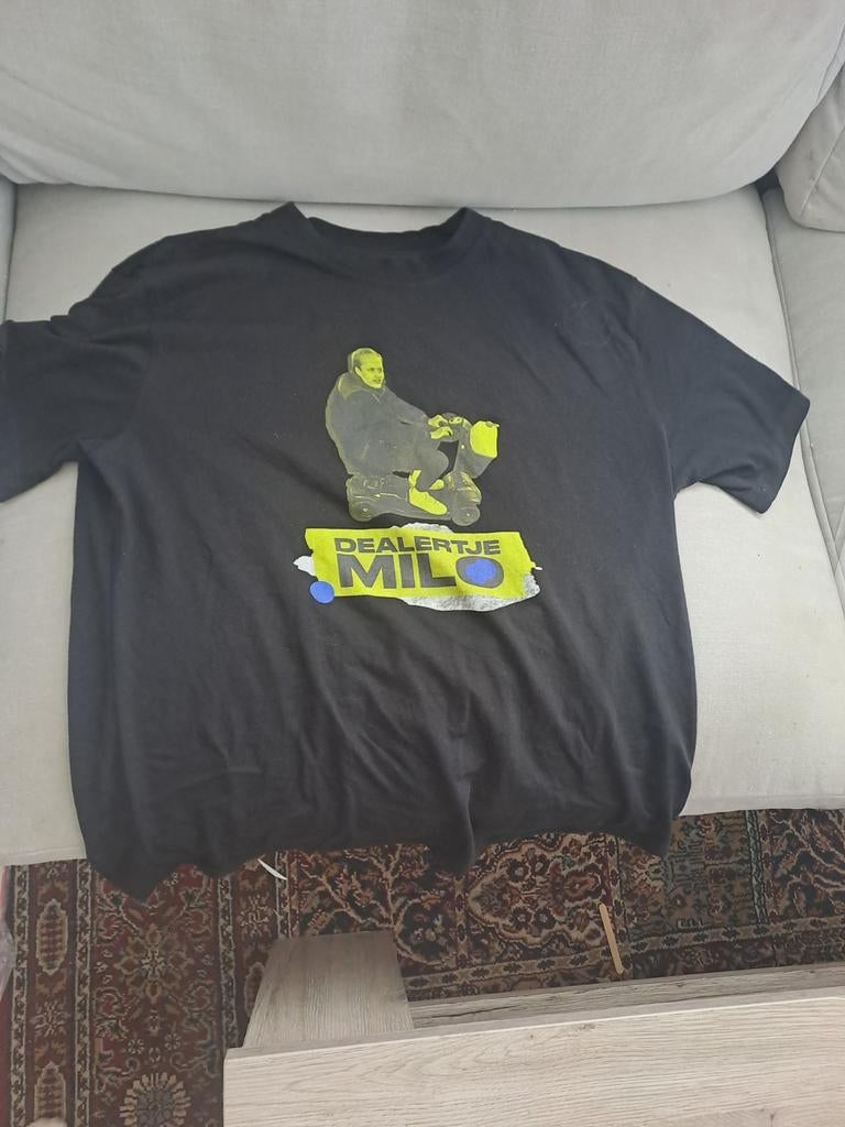 dealertje milo t-shirt, Kleding | Heren, T-shirts, Maat 52/54 (L), Bankzitters, Zwart, Nieuw