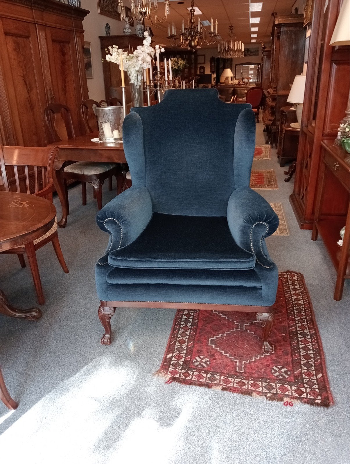 Antieke oorfauteuil in blauw velours in Nieuwstaat, Ophalen of Verzenden