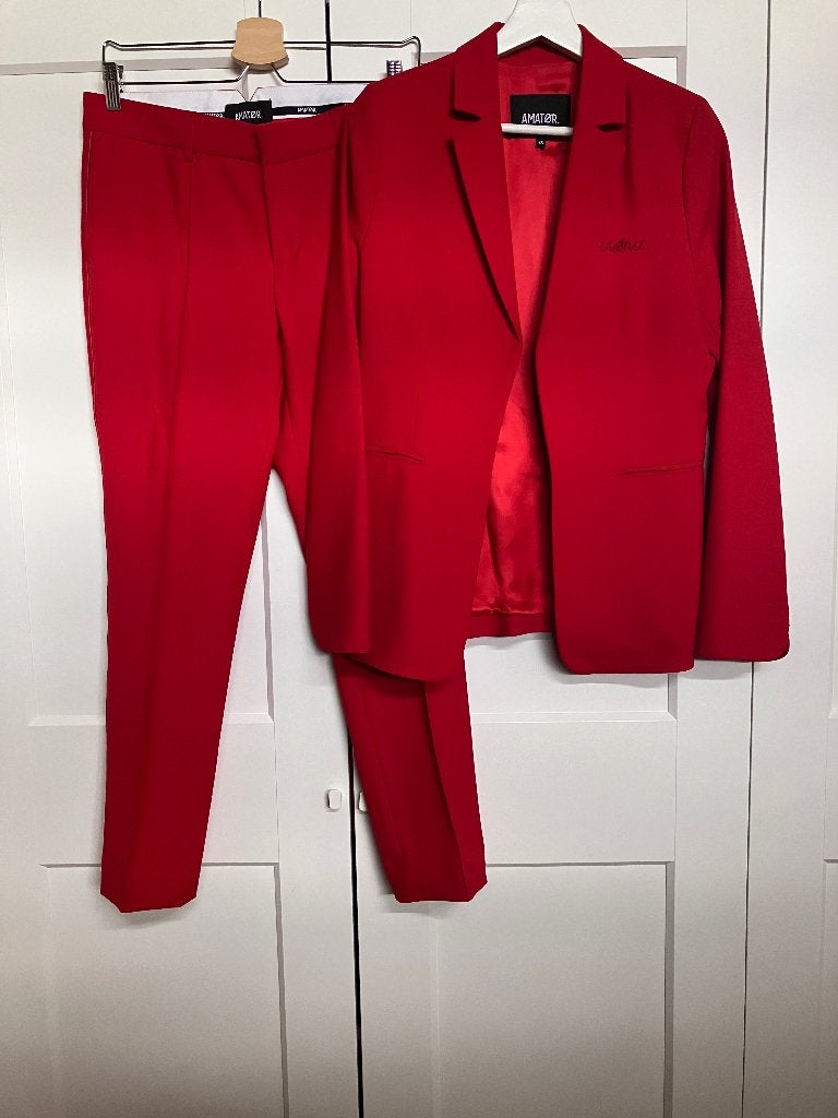 NIEUW AMATOR pak - XS  en S - rood, Amator, Kostuum of Pak, Nieuw, Ophalen of Verzenden