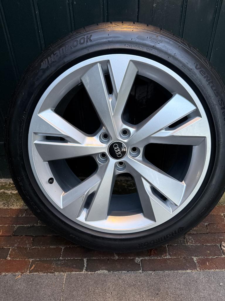 Originele Audi Q4 e-tron 20 inch velgenset, Ophalen, Banden en Velgen, Nieuw, 235 mm
