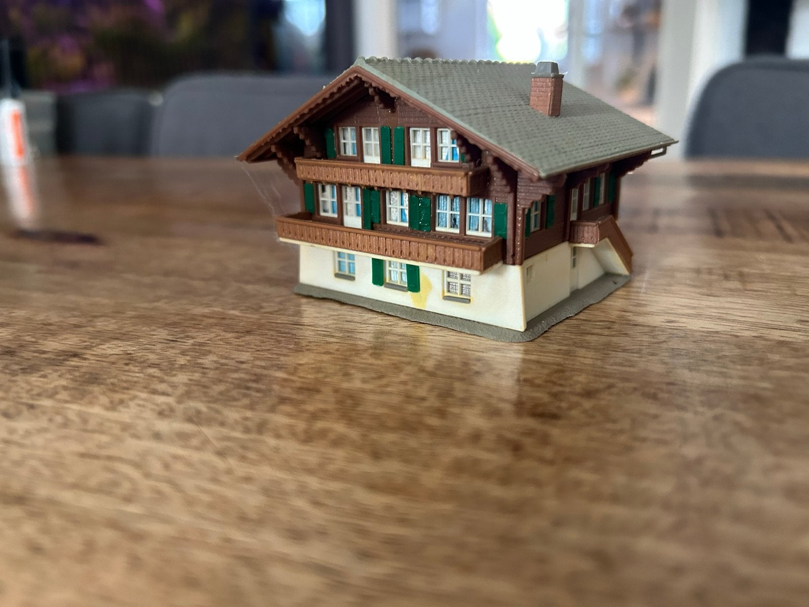 N spoor huis met dubbel balkon en dubbele garage, Hobby en Vrije tijd, Modeltreinen | N-Spoor, Overige merken, Gebruikt, Gelijkstroom of Wisselstroom