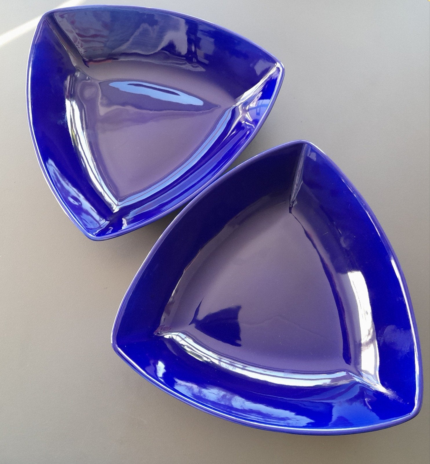 Dudson serveerschaal triangel kobaltblauw, Verzenden, Zo goed als nieuw, Porselein, Bord of Schaal