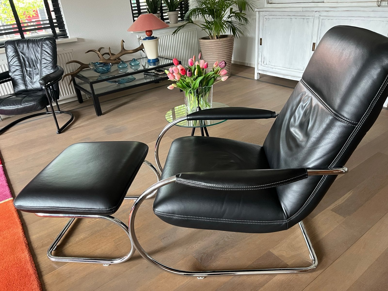 Koinor Fauteuil met losse voetenbank - Zwart leer, Ophalen of Verzenden, Zo goed als nieuw, Leer, 75 tot 100 cm